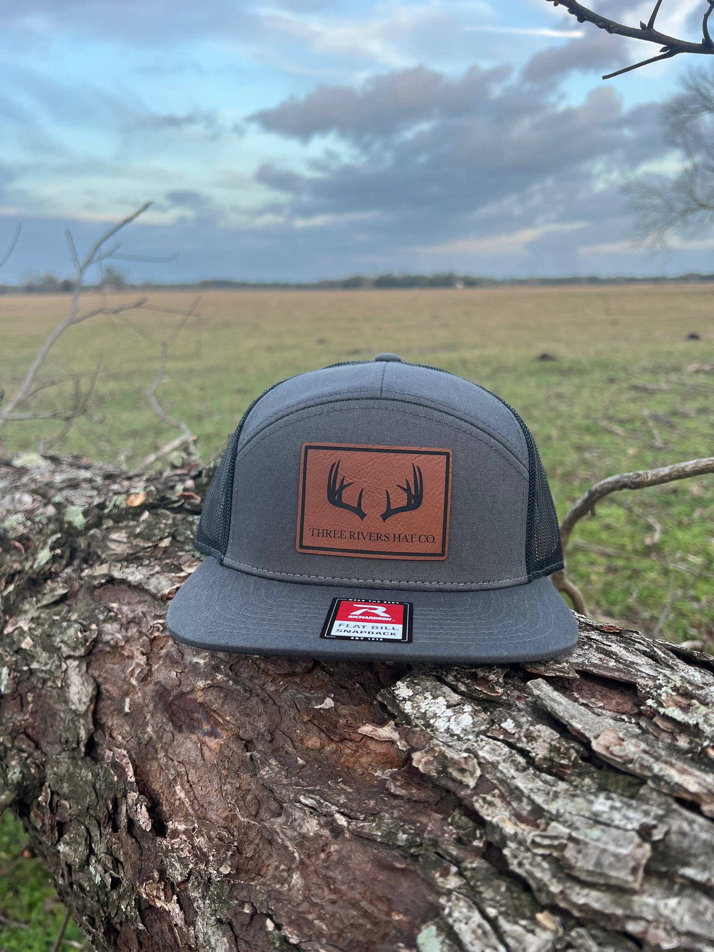 Deer Horns - Flatbill Snapback Hat - Richardson 168 7 panel: Solid Black