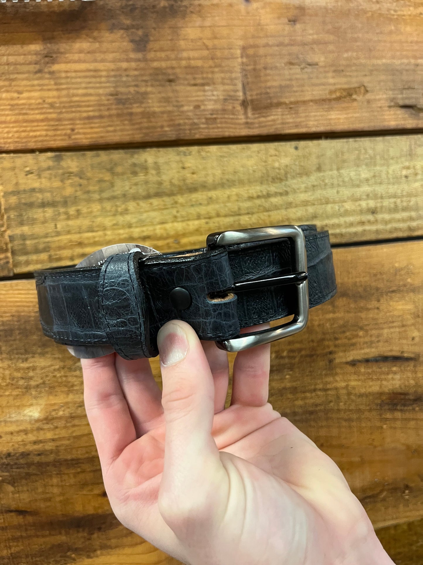 Port Leon - 1.5” Black Embossed Gator Skin Scalloped Overlay