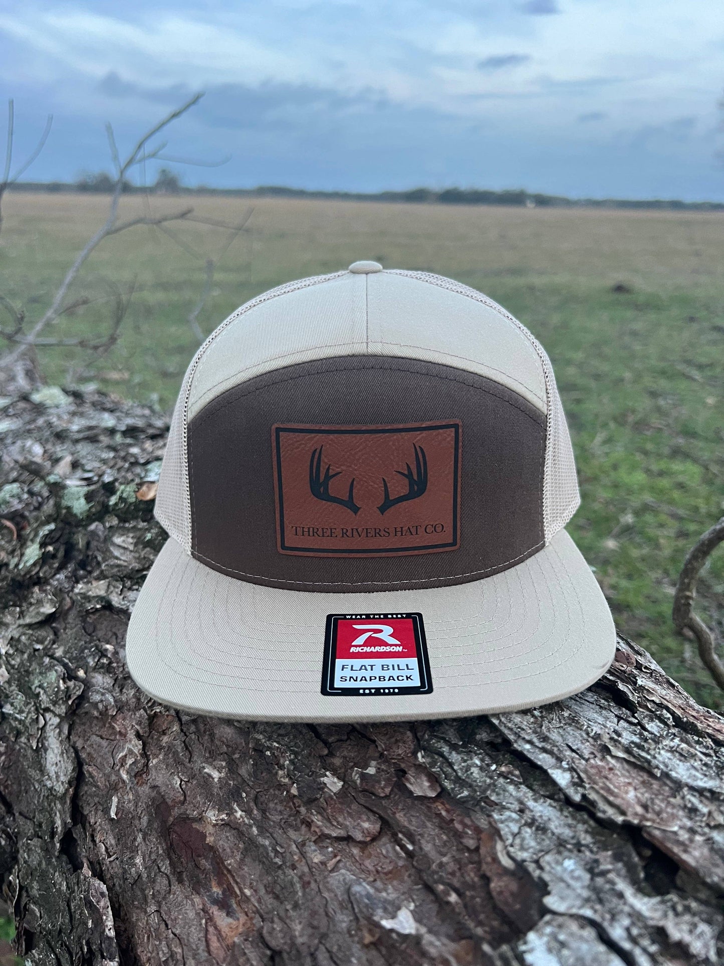 Deer Horns - Flatbill Snapback Hat - Richardson 168 7 panel: Solid Black